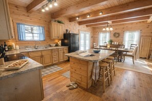 Fridge, microwave, oven, stovetop - Enjoy spring in our cabin, see and hear the creek flowing right from our porch (Rockbridge)