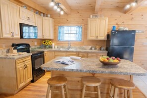 Fridge, microwave, oven, stovetop - Enjoy spring in our cabin, see and hear the creek flowing right from our porch (Rockbridge)