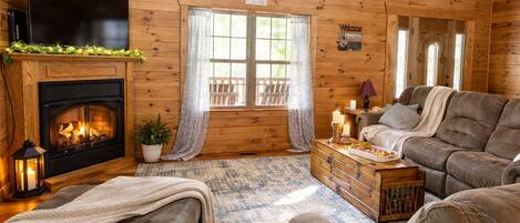 Télévision, cheminée, lecteur de DVD, baby-foot