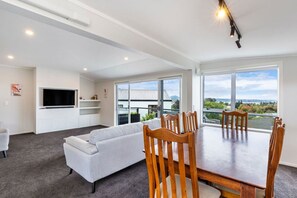 TV - Nukuhau Views- Great Lake Views, with Linen & Wi-Fi (Taupo)