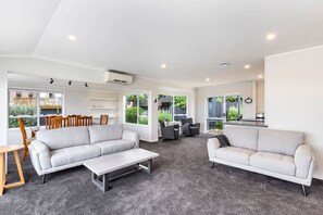 TV - Nukuhau Views- Great Lake Views, with Linen & Wi-Fi (Taupo)