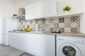 Réfrigérateur, micro-ondes, cafetière/bouilloire, bouilloire électrique