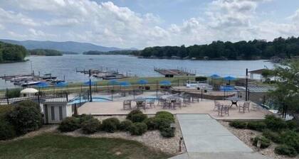 ML, 1Bedroom,1 bath, Lakefront, best views around! PET Fee -ask about ESA policy