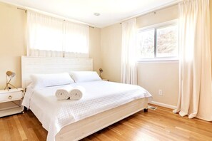 5 bedrooms, desk, iron/ironing board, travel crib