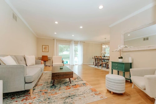 5 bedrooms with 4 Full Bath, Fire Pit, BBQ and Plush Amen on 1/2 acre