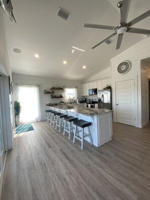 Frigorifero, microonde, forno, piano cottura