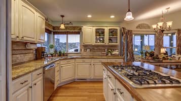 Køleskab, mikrobølgeovn, ovn, kogeplade