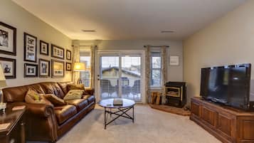 Smart-tv, een open haard, een dvd-speler en boeken