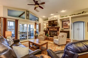 TV connectée, cheminée, lecteur de DVD, livres