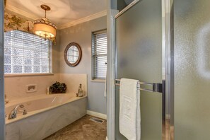 Bathtub, hair dryer, towels, soap - The Retreat at Thumb Butte (Prescott)