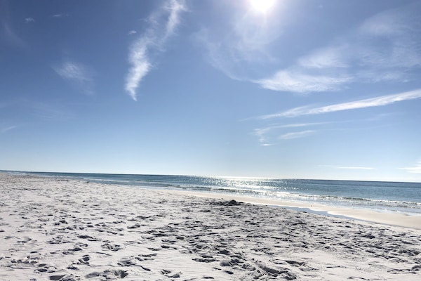 Nær stranden og solsenger