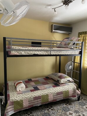 2 bedrooms, in-room safe, iron/ironing board, free WiFi - Family and quiet home to vacation and rest (Aguadilla Pueblo)