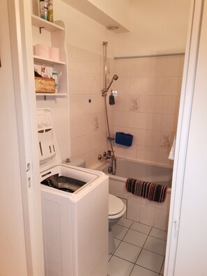 Badewanne, Haartrockner, Handtücher, Toilettenpapier