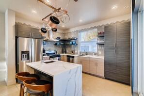 4 bedrooms, free WiFi, bed sheets - Fancy Townhome near Old Town, Breweries and River! (Fort Collins)