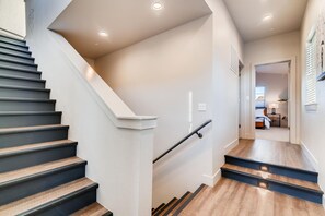 4 bedrooms, free WiFi, bed sheets - Fancy Townhome near Old Town, Breweries and River! (Fort Collins)