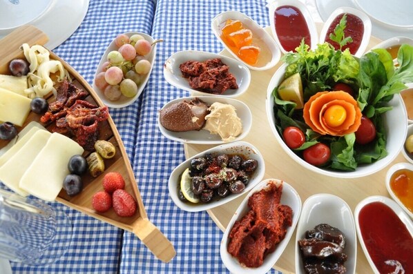 A variety of food items arranged on a table with a checkered tablecloth. - Ground Floor Apt with Private Garden – Peaceful Stay at Lavender Residence (Aydın)