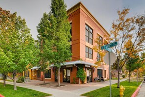 2 bedrooms, free WiFi, bed sheets - Old Town Loft Oasis with Amazing Rooftop Deck! (Fort Collins)