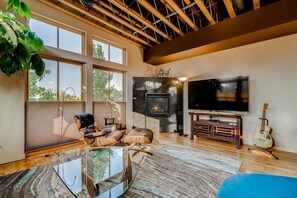 Townhouse, Beberapa Tempat Tidur (325 Cherry St Unit 216) | Ruang keluarga | Televisi layar datar 50-inci dengan saluran TV kabel dan TV