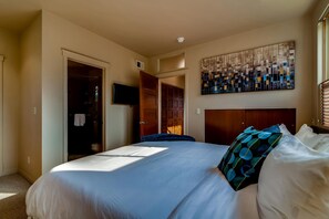 2 bedrooms, free WiFi, bed sheets - Old Town Loft Oasis with Amazing Rooftop Deck! (Fort Collins)