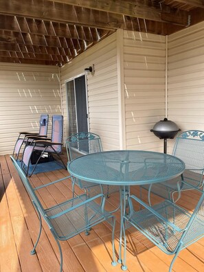 Outdoor dining - Libby's Perch No Stairs!  Outdoor Pool (Branson)