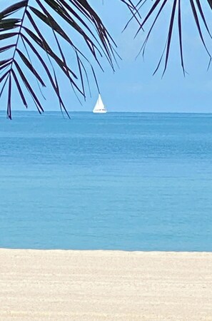 Sulla spiaggia, lettini da mare, teli da spiaggia
