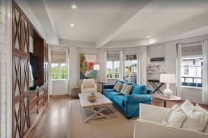 TV a schermo piatto, lettore DVD, videoteca