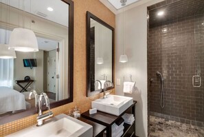 Combined shower/tub, hair dryer, towels