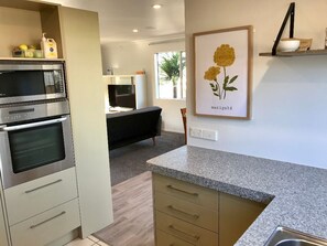 冷蔵庫、電子レンジ、オーブン、コンロ