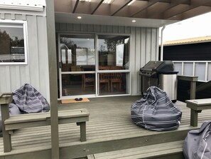 Outdoor dining - Marigold Cottage, includes bikes & kayaks (Taupō)