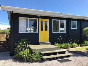 Exterior - Marigold Cottage, includes bikes & kayaks (Taupō)