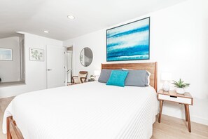 3 bedrooms, free WiFi, bed sheets - A Newport Beach Standout! | Steps to Sand | Gorgeous Interior | Central to all of the Hot Spots! (Newport Beach)