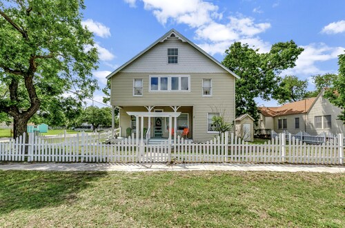 Miller"s Shabby Chic Coast 5 bedroom house blocks from downtown