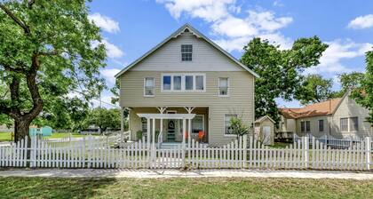 Miller"s Shabby Chic Coast 5 bedroom house blocks from downtown