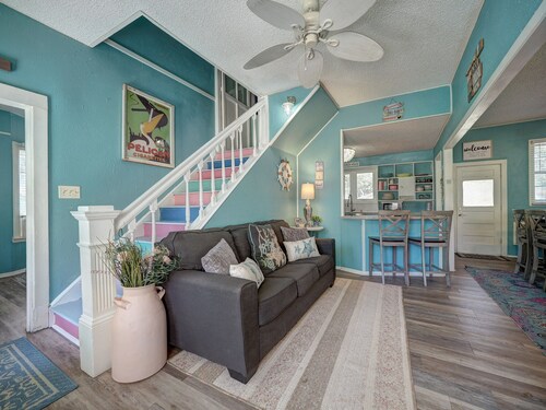 Miller"s Shabby Chic Coast 5 bedroom house blocks from downtown