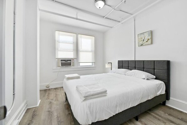 3 habitaciones, tabla de planchar con plancha, wifi y ropa de cama 