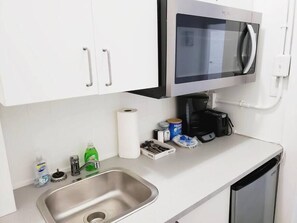 Microondas, parrilla de estufa, cafetera y tetera y tostadora 