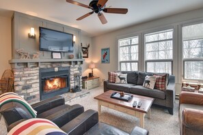 Smart TV, fireplace, Netflix, streaming services