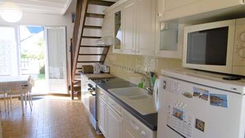 Refrigerador, lavavajillas, tostadora, utensilios de cocina