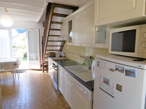 Réfrigérateur, lave-vaisselle, grille-pain