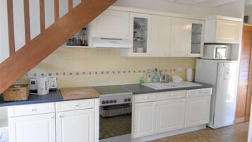 Refrigerador, lavavajillas, tostadora, utensilios de cocina