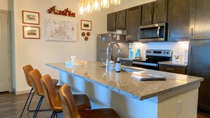 Private kitchen - KING BED great pool, amazing city views, 75” tv (Austin)