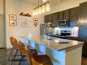 Fridge, microwave, oven, stovetop - KING BED great pool, amazing city views, 75” tv (Austin)