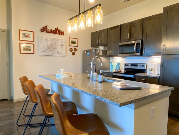 Réfrigérateur, micro-ondes, four, plaque de cuisson