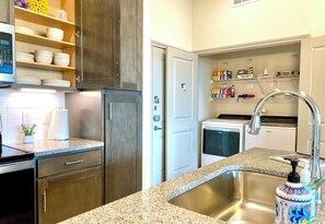 Kjøleskap, mikrobølgeovn, ovn og kokeplater