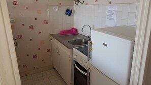 Fridge, oven, cookware/dishes/utensils - Proche Port et Plage T2 Dans Résidence Avec Ascenseur et Parking-4ca403 (SAINT CYPRIEN PLAGE)