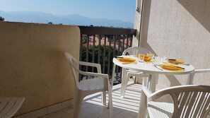 Outdoor dining - Proche Port et Plage T2 Dans Résidence Avec Ascenseur et Parking-4ca403 (SAINT CYPRIEN PLAGE)