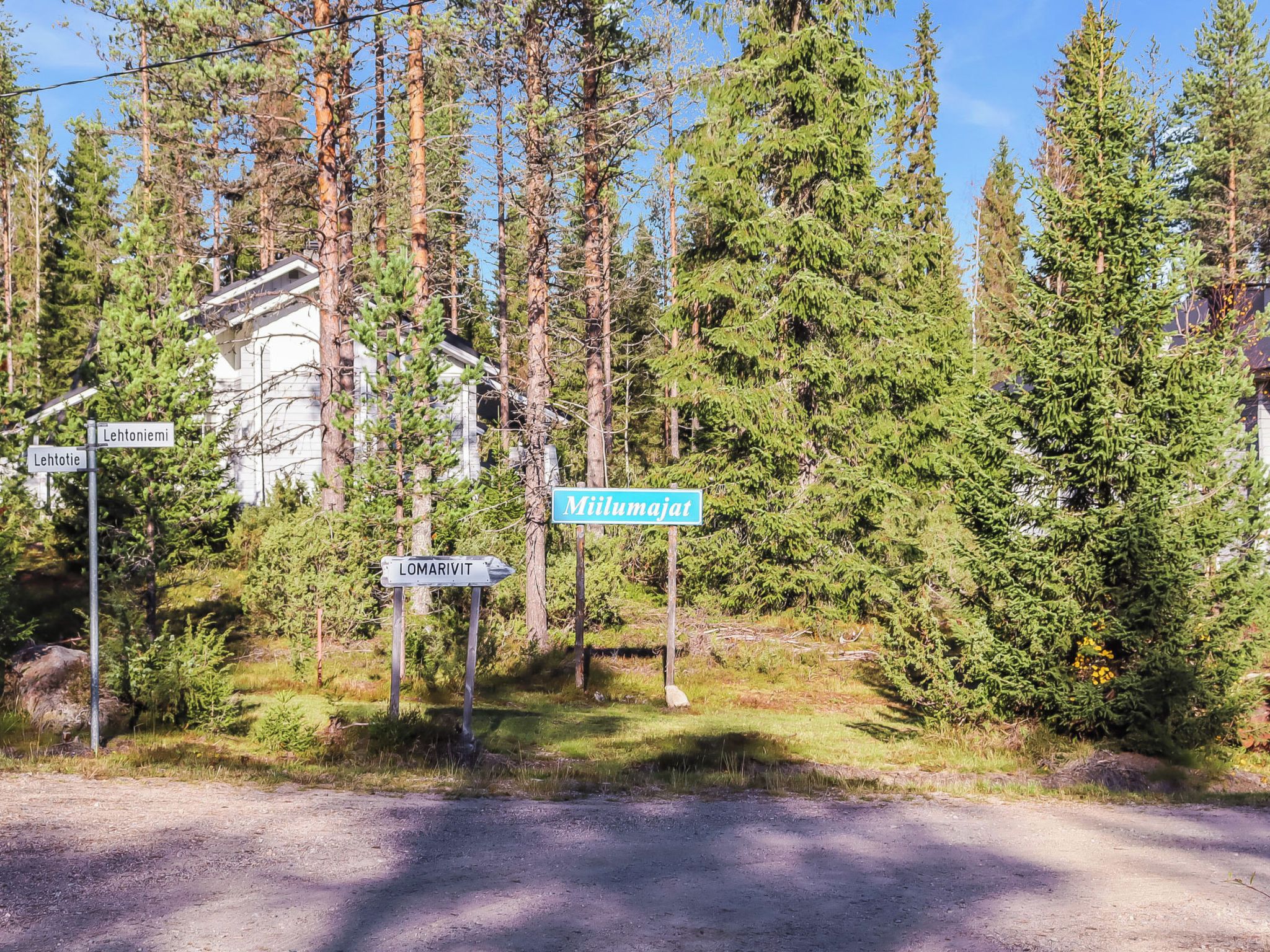 A rural road with directional signs for Lehtotie, Lehtoniemi, Lomarivit, and Milumaijat.