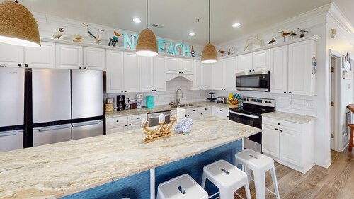 Bermuda Breeze A, Spacious Getaway, Steps from the Beach, Family Retreat