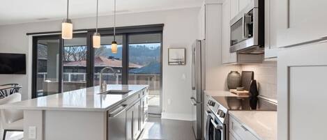 Frigorífico, microondas, horno y placa de cocina