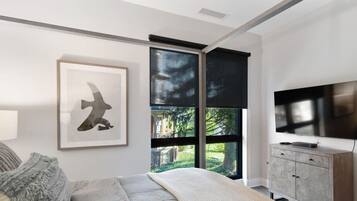 2 bedrooms, desk, iron/ironing board, WiFi